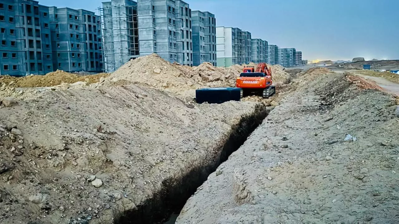 وزيرة الإسكان تتابع موقف المشروعات الخدمية والسكنية بالعبور