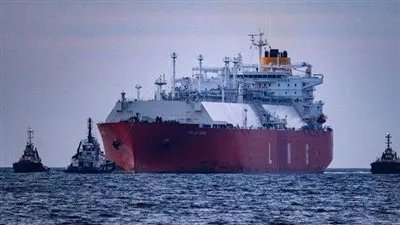 إيران تغرق ناقلة نفط في مضيق هرمز بعد استهدافها