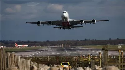 أسهم شركات الطيران والسياحة تهوي بضغط من تعطل الرحلات بسبب حرب إيران