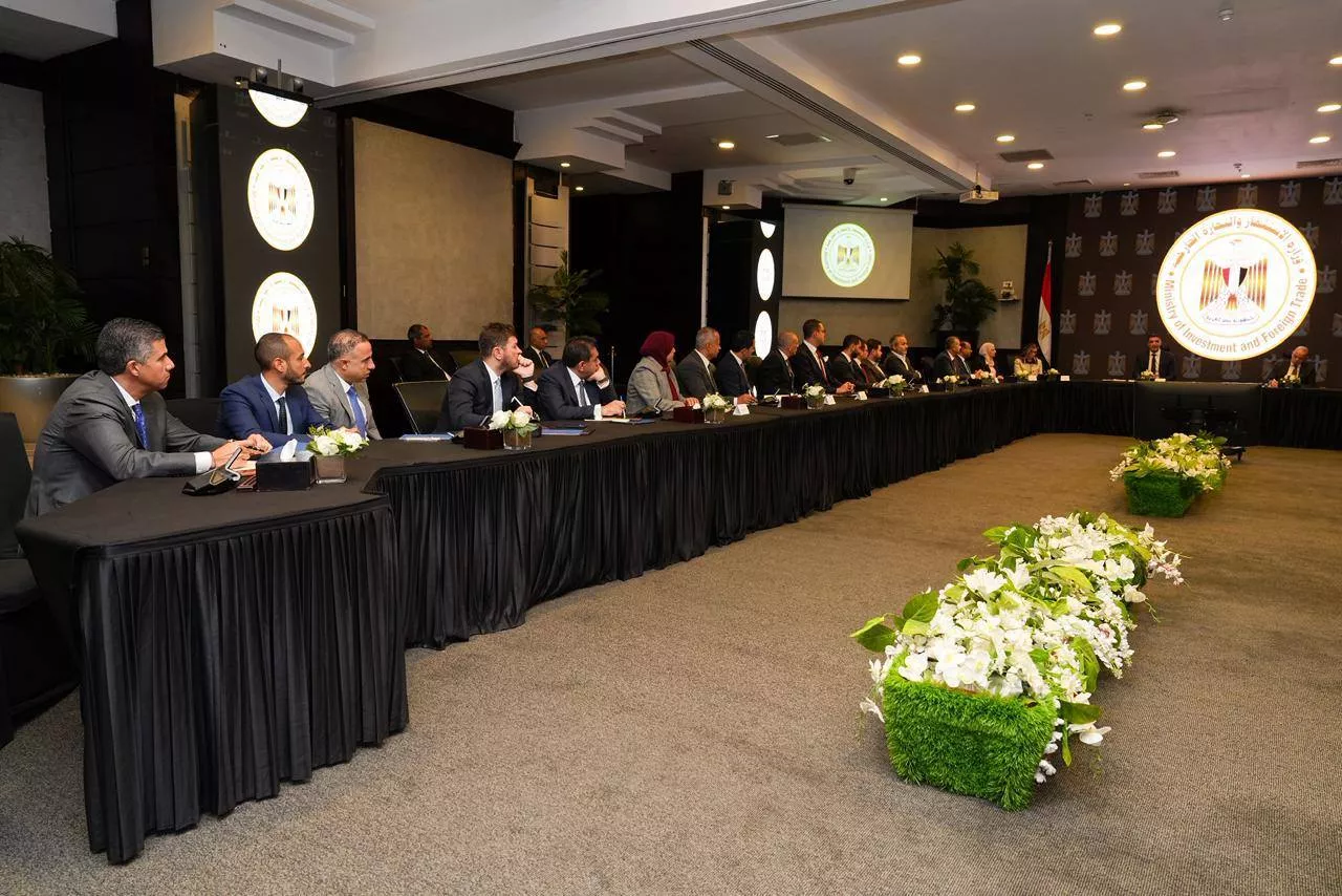 وزيرا الاستثمار والصناعة يجتمعان مع بنوك الاستثمار