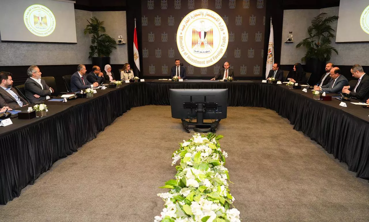 وزيرا الاستثمار والصناعة يجتمعان مع بنوك الاستثمار