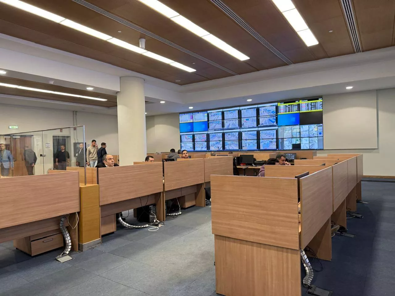 وزير الطيران يتفقد غرفة عمليات إدارة الأزمات بمطار القاهرة الدولي