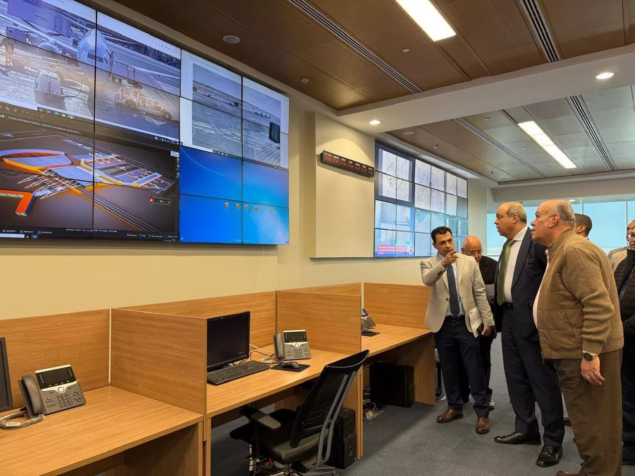 وزير الطيران يتفقد غرفة عمليات إدارة الأزمات بمطار القاهرة الدولي