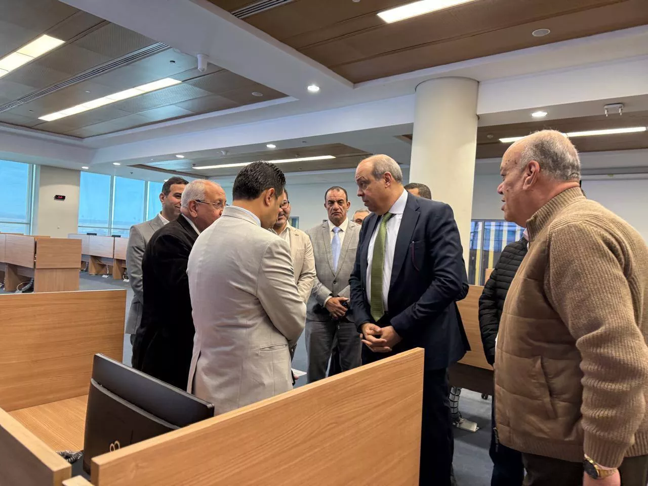 وزير الطيران يتفقد غرفة عمليات إدارة الأزمات بمطار القاهرة الدولي