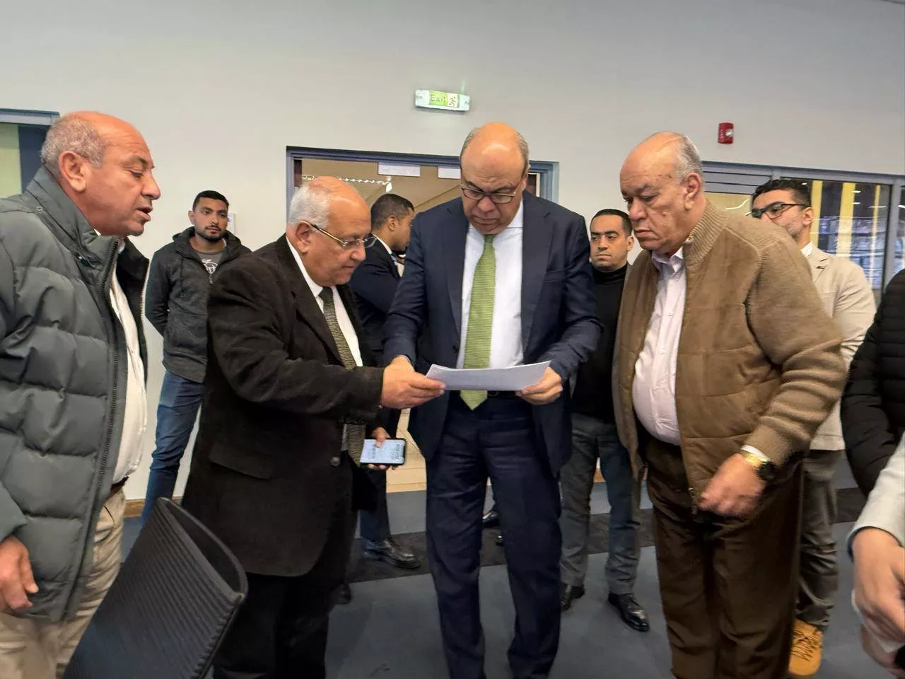 وزير الطيران يتفقد غرفة عمليات إدارة الأزمات بمطار القاهرة الدولي