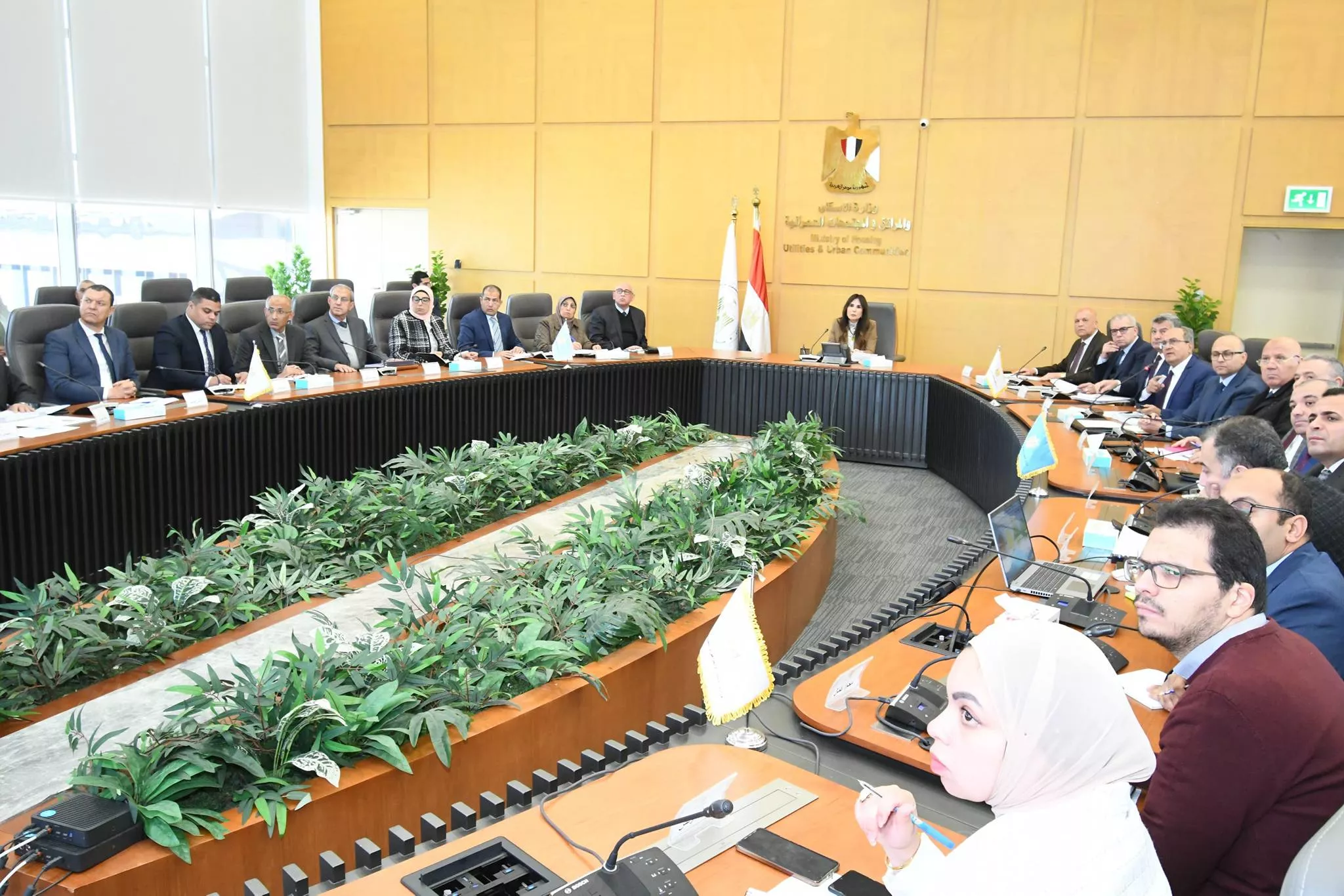 وزيرة الإسكان تتابع منظومة العمل بقطاع مياه الشرب والصرف