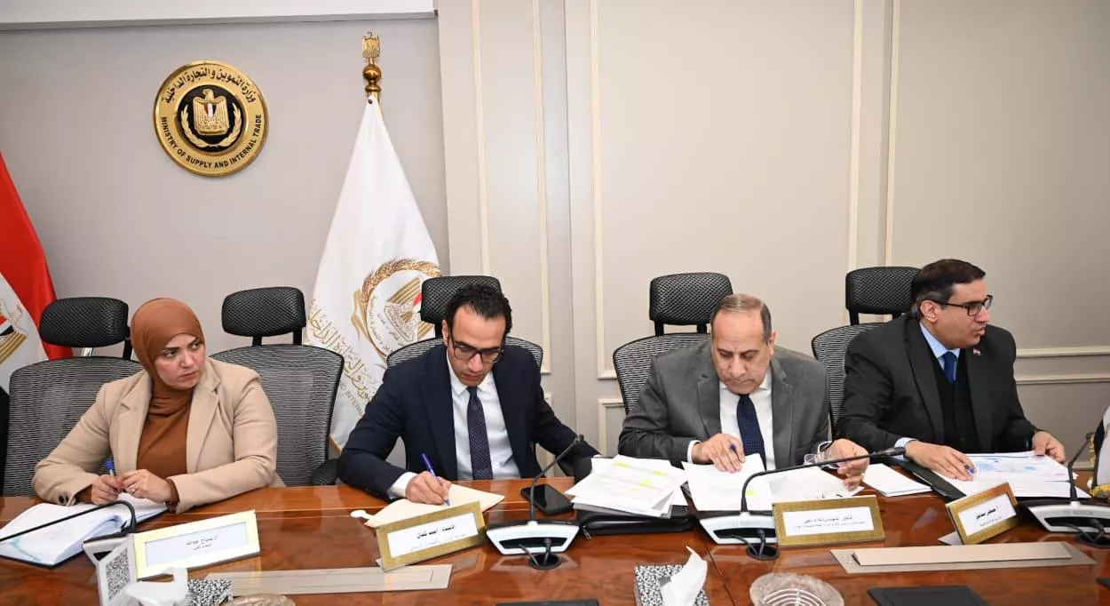 اجتماع وزير التموين لمتابعة الاحتياطي الاستراتيجي من السلع