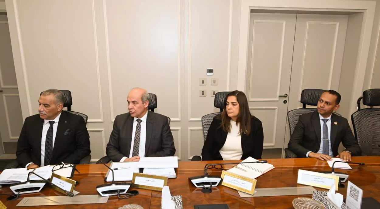 اجتماع وزير التموين لمتابعة الاحتياطي الاستراتيجي من السلع