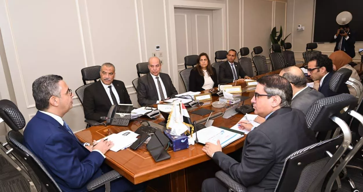 اجتماع وزير التموين لمتابعة الاحتياطي الاستراتيجي من السلع