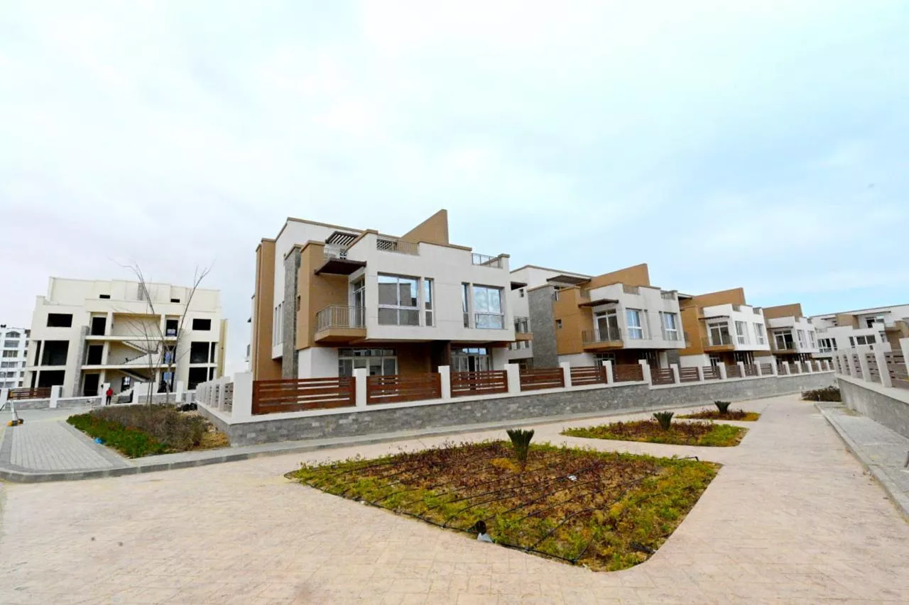 وزيرة الإسكان تتفقد المشروعات الجاري تنفيذها بقرى مارينا