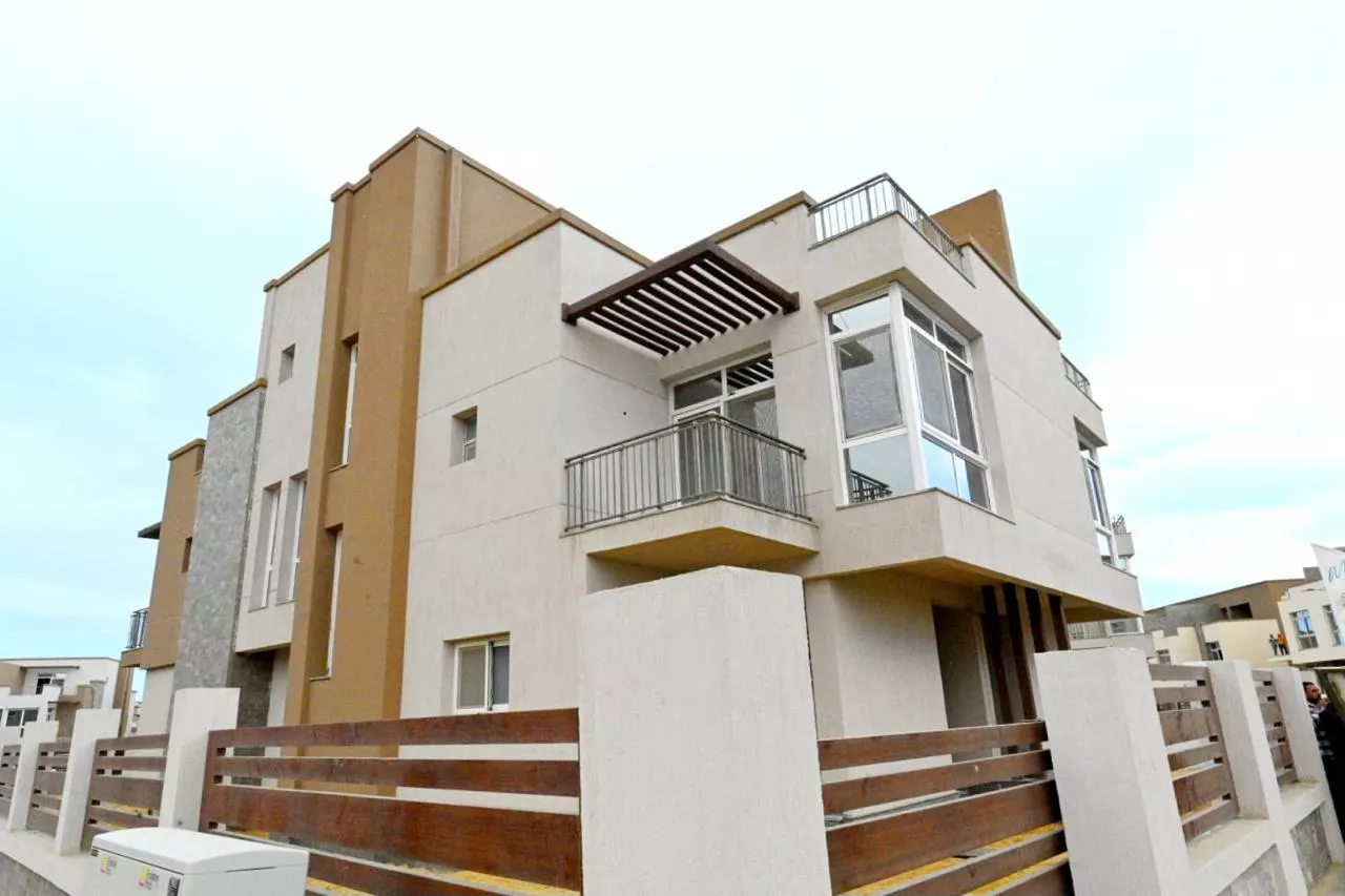 وزيرة الإسكان تتفقد المشروعات الجاري تنفيذها بقرى مارينا