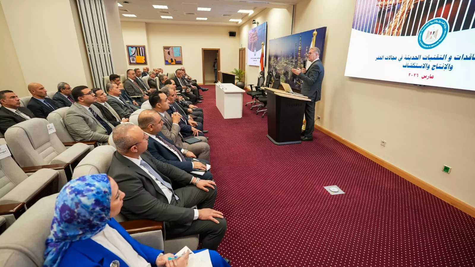 وزير البترول يجتمع مع رؤساء وممثلي شركاء الاستثمار في مجال إنتاج البترول والغاز 