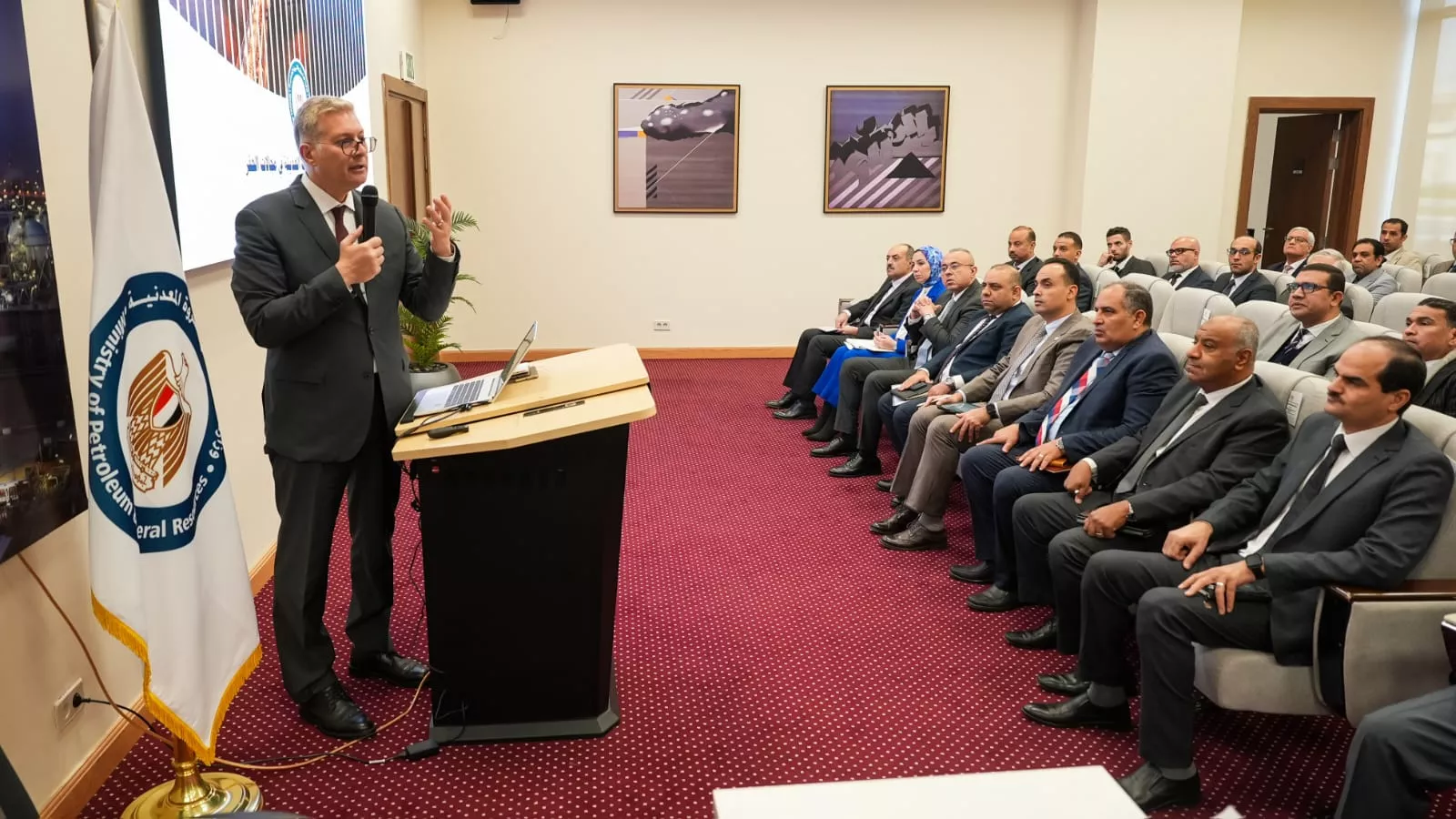 وزير البترول يجتمع مع رؤساء وممثلي شركاء الاستثمار في مجال إنتاج البترول والغاز 
