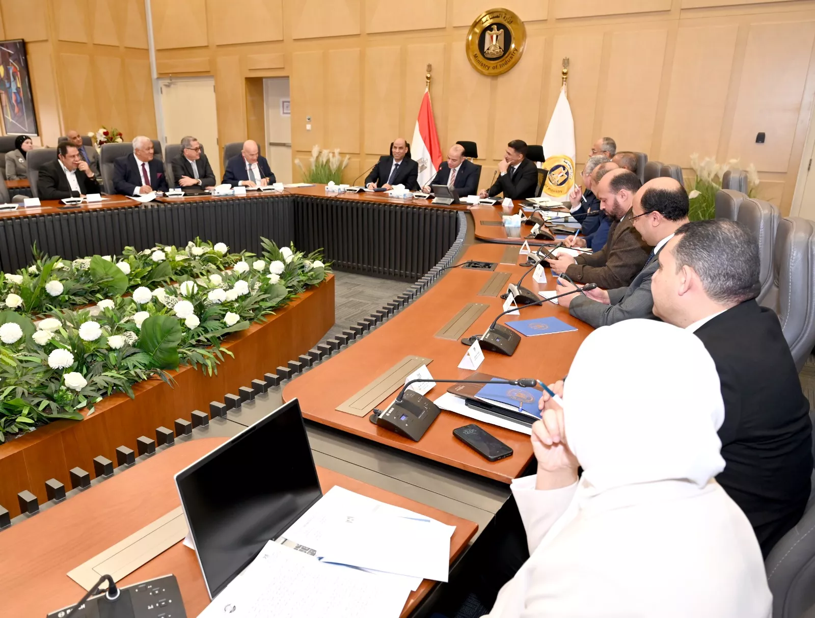 وزراء الاستثمار والصناعة والعمل يلتقون اعضاء المجلس التصديري للملابس الجاهزة