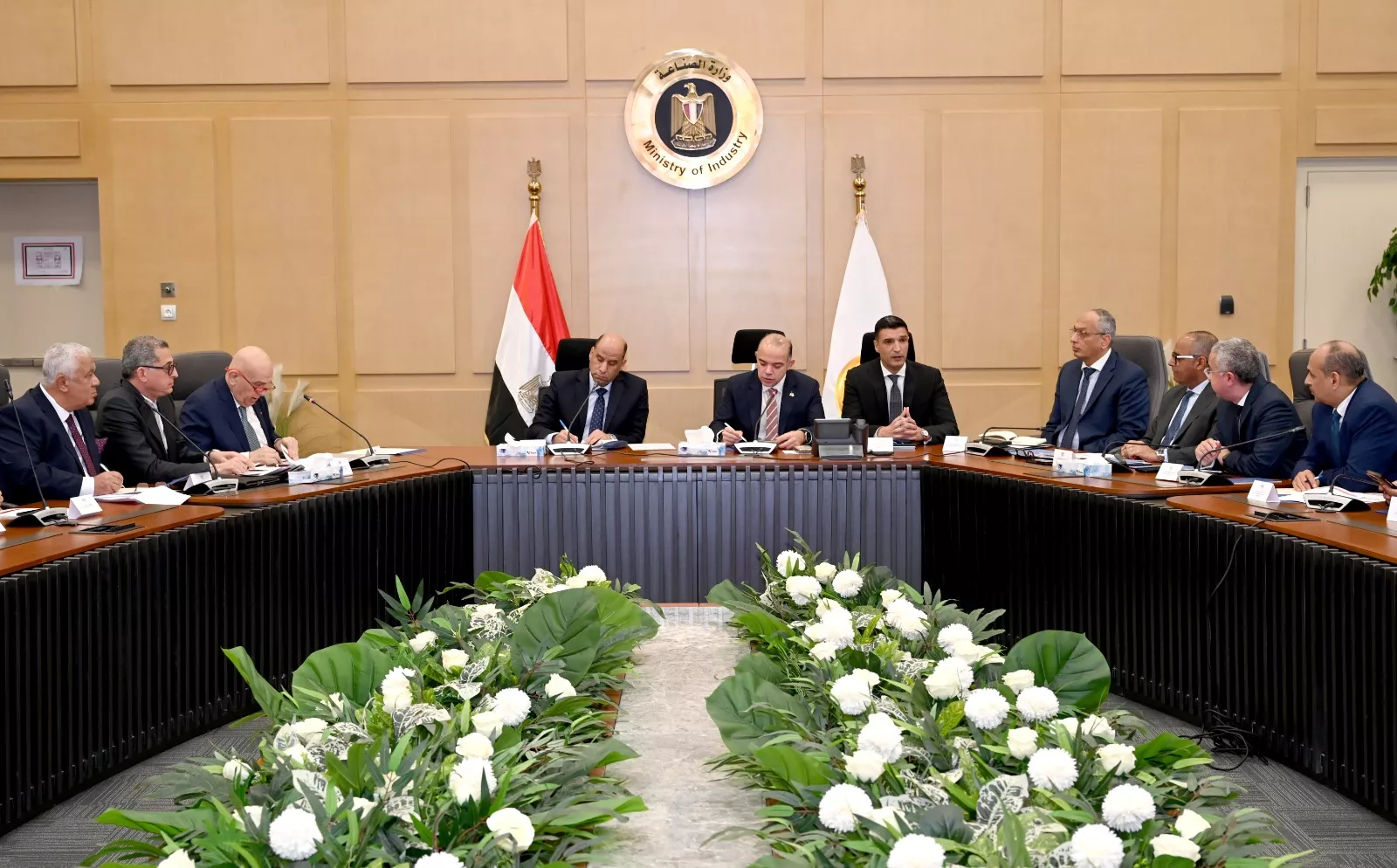 وزراء الاستثمار والصناعة والعمل يلتقون اعضاء المجلس التصديري للملابس الجاهزة