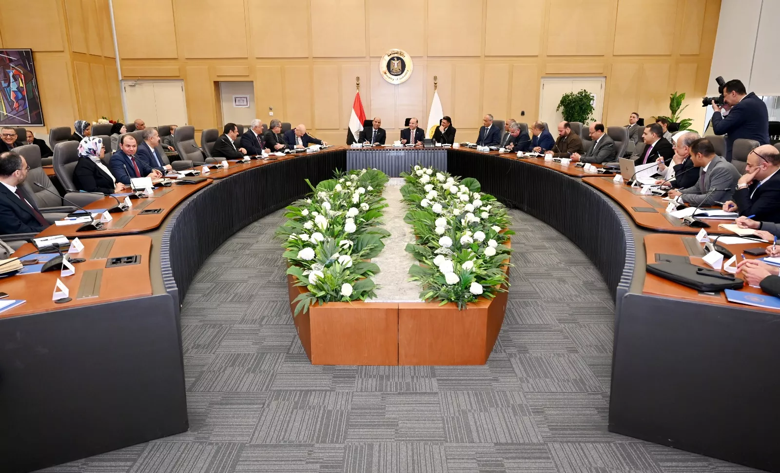 وزراء الاستثمار والصناعة والعمل يلتقون اعضاء المجلس التصديري للملابس الجاهزة