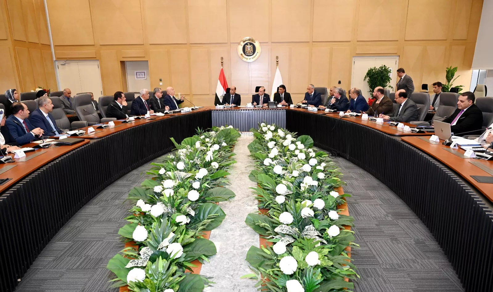 وزراء الاستثمار والصناعة والعمل يلتقون اعضاء المجلس التصديري للملابس الجاهزة