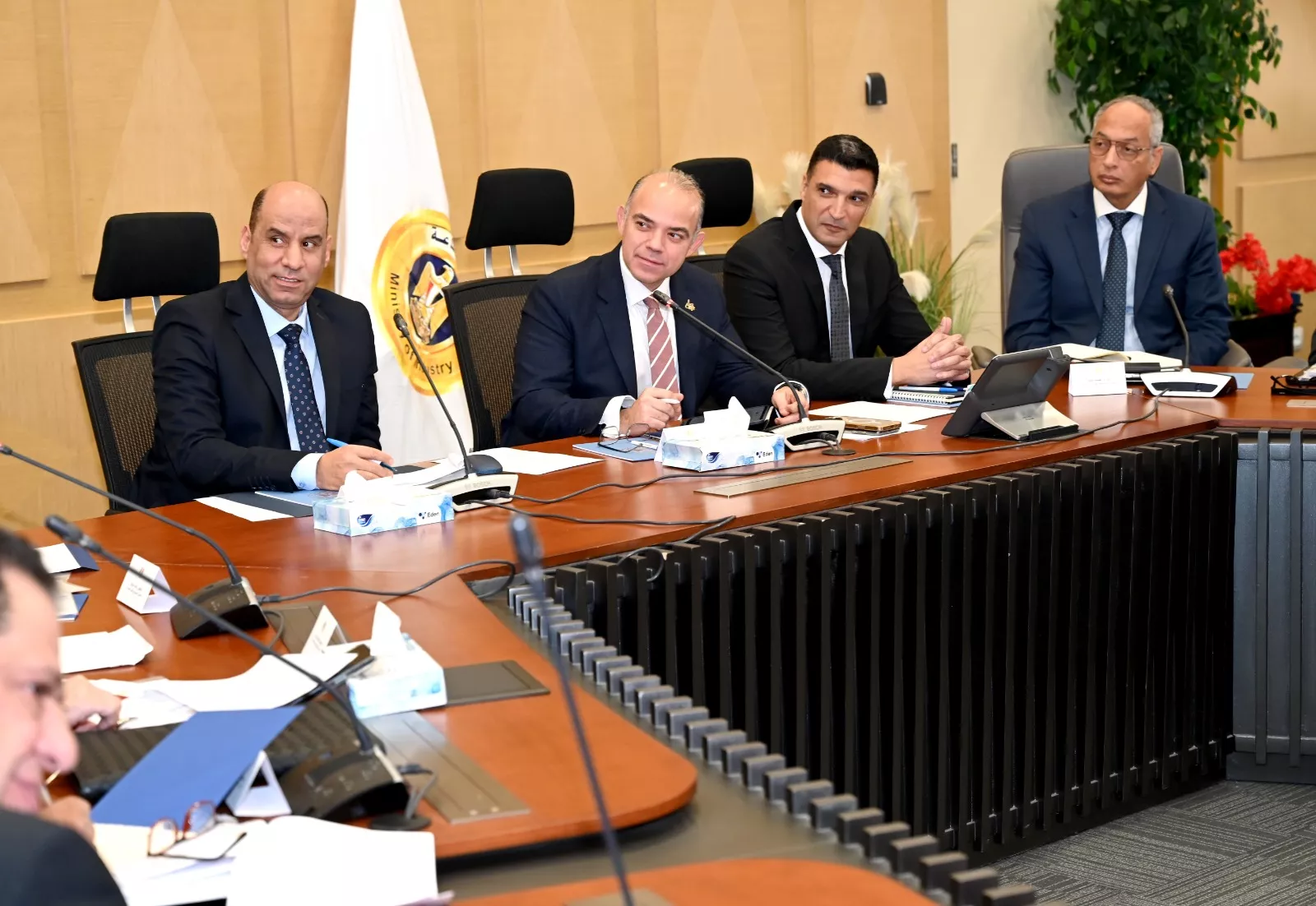 وزراء الاستثمار والصناعة والعمل يلتقون اعضاء المجلس التصديري للملابس الجاهزة