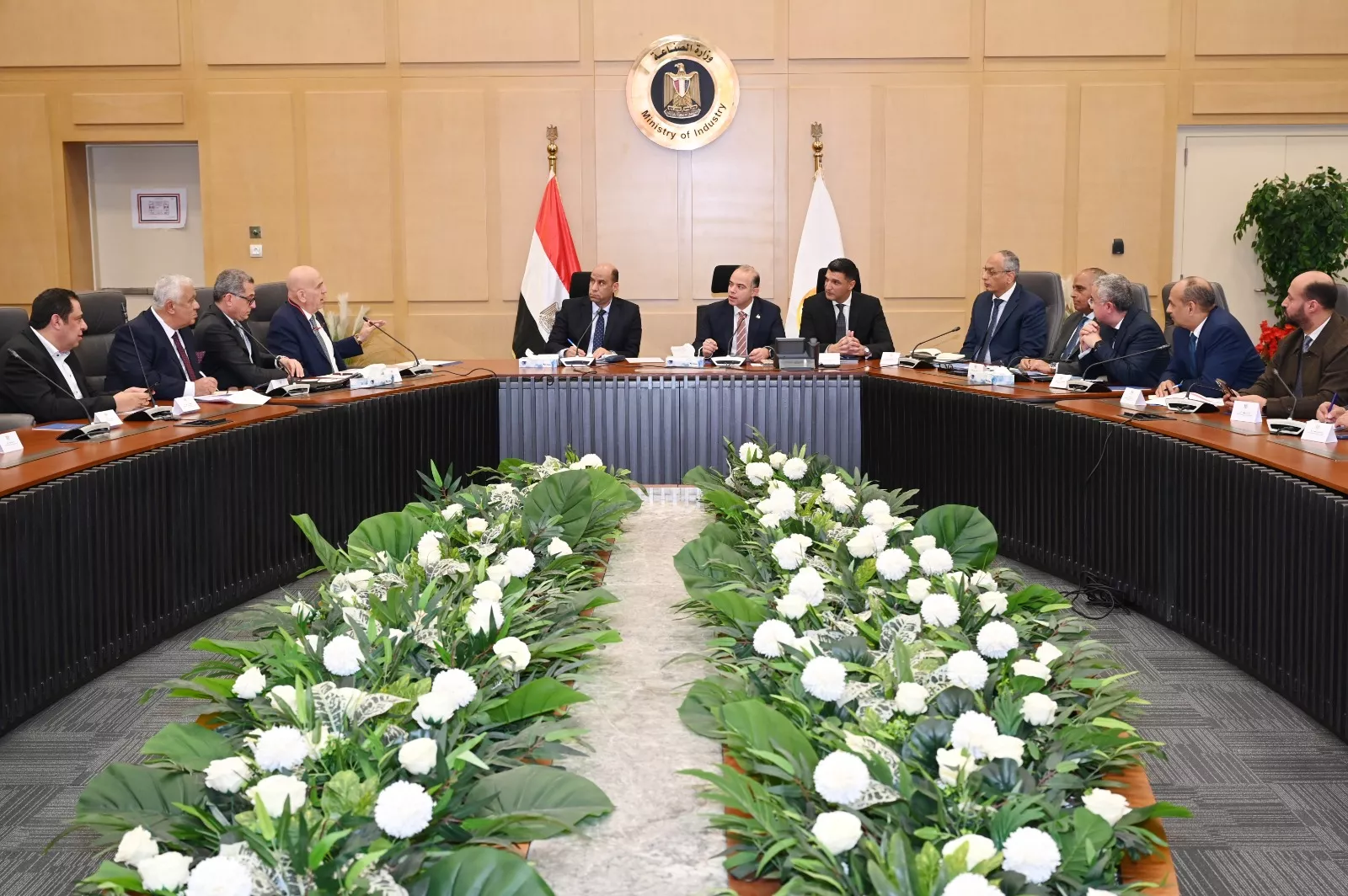 وزراء الاستثمار والصناعة والعمل يلتقون اعضاء المجلس التصديري للملابس الجاهزة