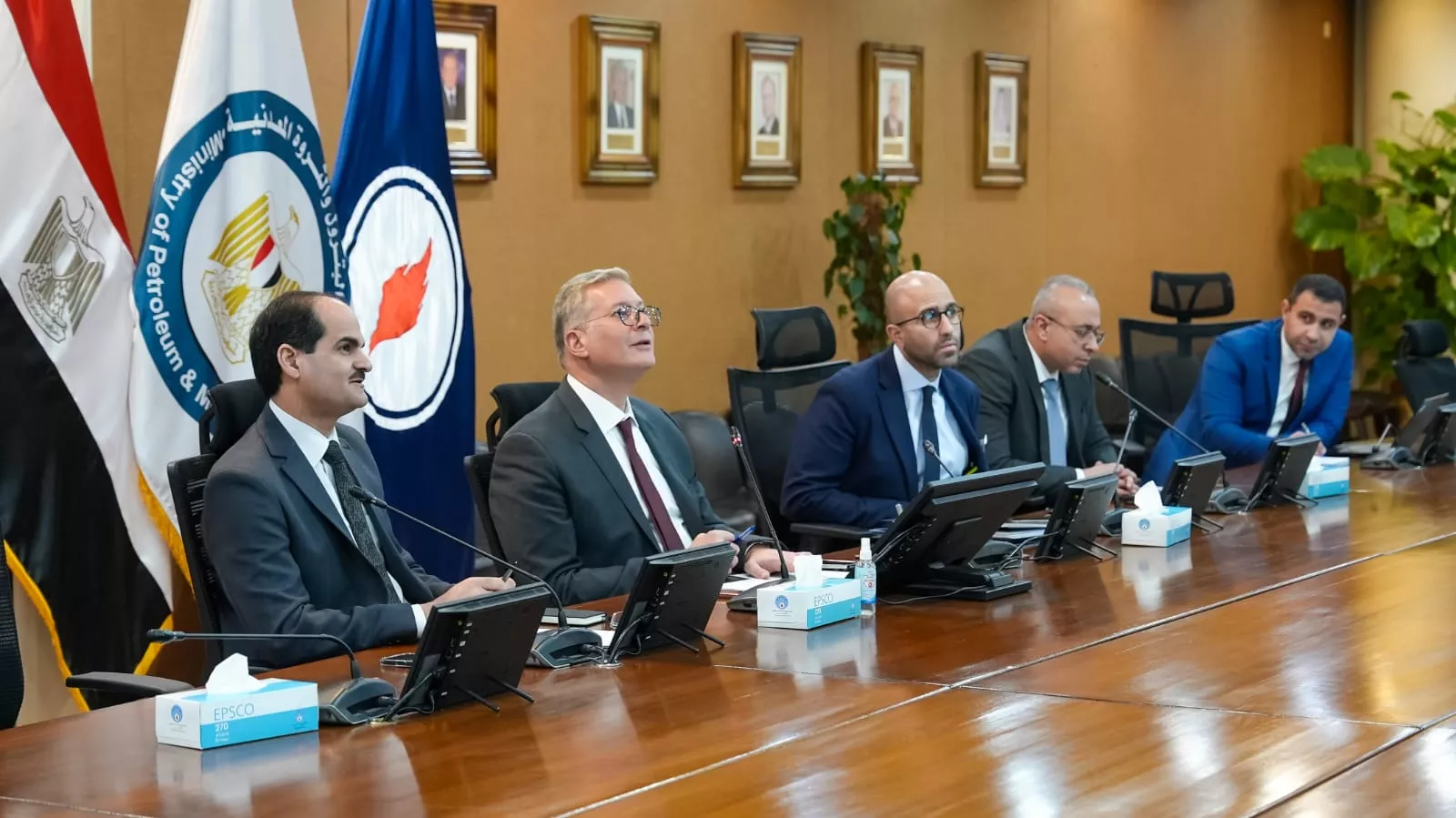 وزير البترول يجتمع مع مدير شركة شيفرون في قبرص