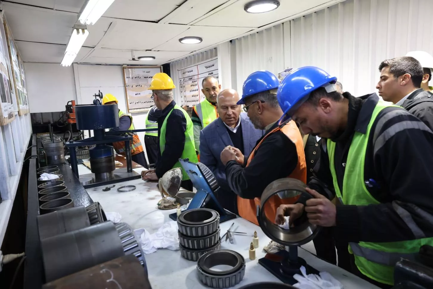 وزير النقل يتفقد ورش عربات جبل الزيتون بالإسكندرية