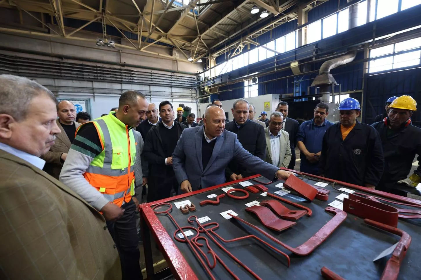 وزير النقل يتفقد ورش عربات جبل الزيتون بالإسكندرية