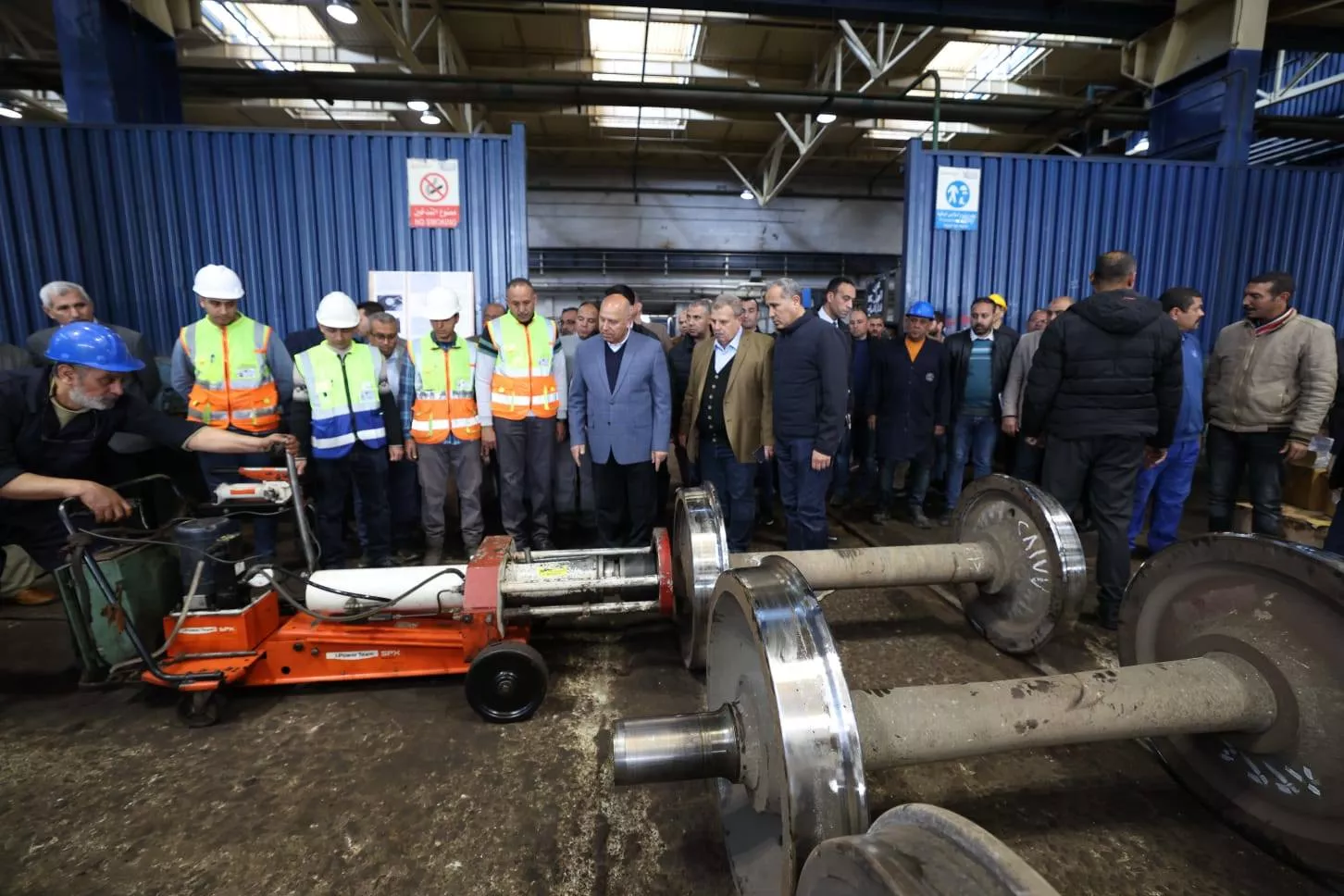 وزير النقل يتفقد ورش عربات جبل الزيتون بالإسكندرية