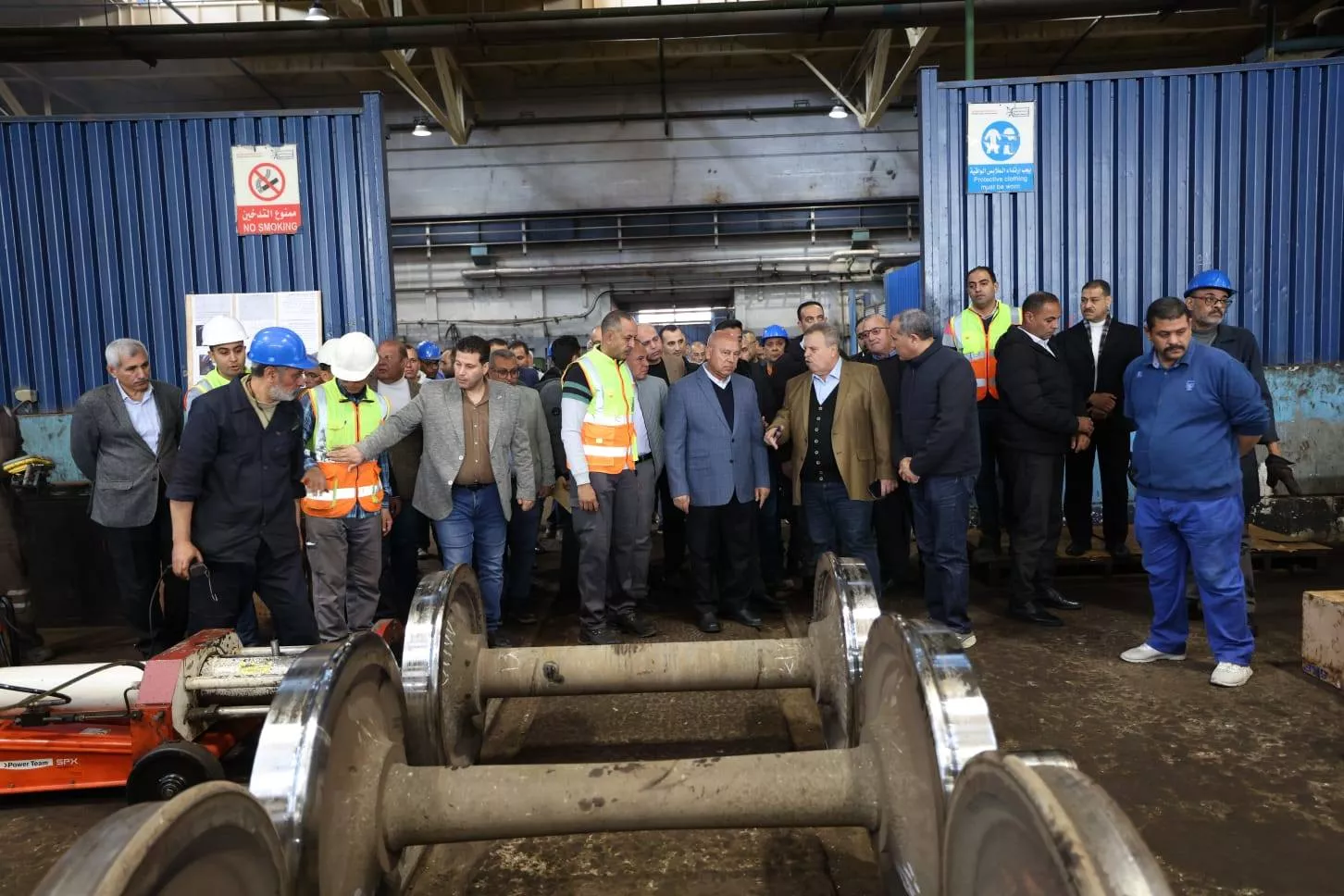 وزير النقل يتفقد ورش عربات جبل الزيتون بالإسكندرية