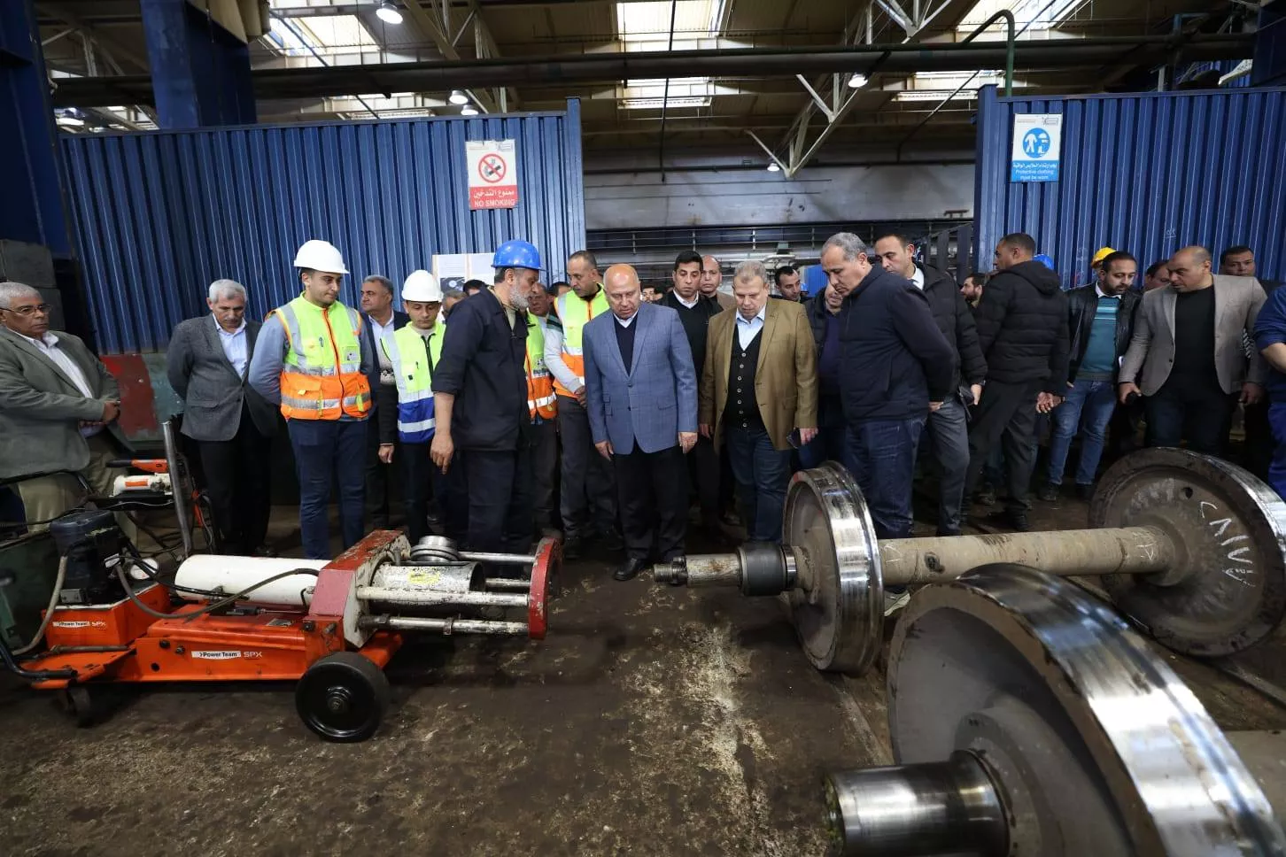 وزير النقل يتفقد ورش عربات جبل الزيتون بالإسكندرية