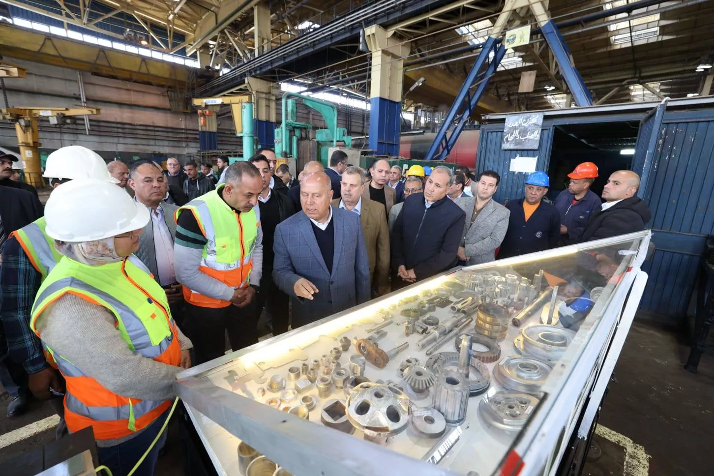 وزير النقل يتفقد ورش عربات جبل الزيتون بالإسكندرية