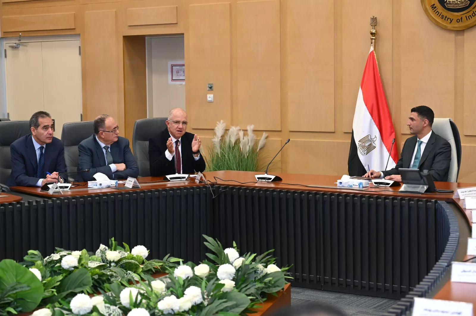 وزير الصناعة يعقد أول اجتماع مع اتحاد الصناعات والغرف الصناعية