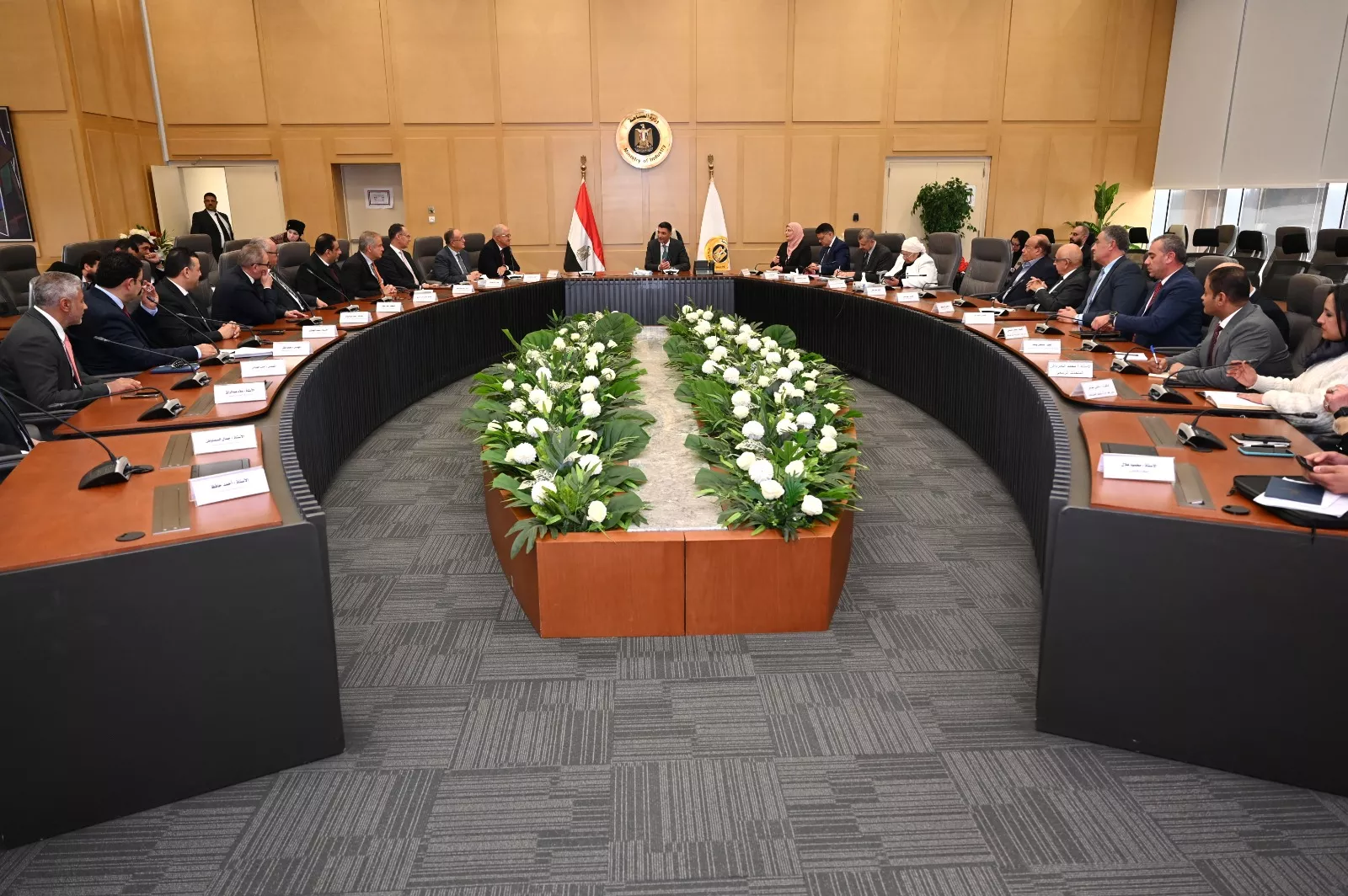وزير الصناعة يعقد أول اجتماع مع اتحاد الصناعات والغرف الصناعية