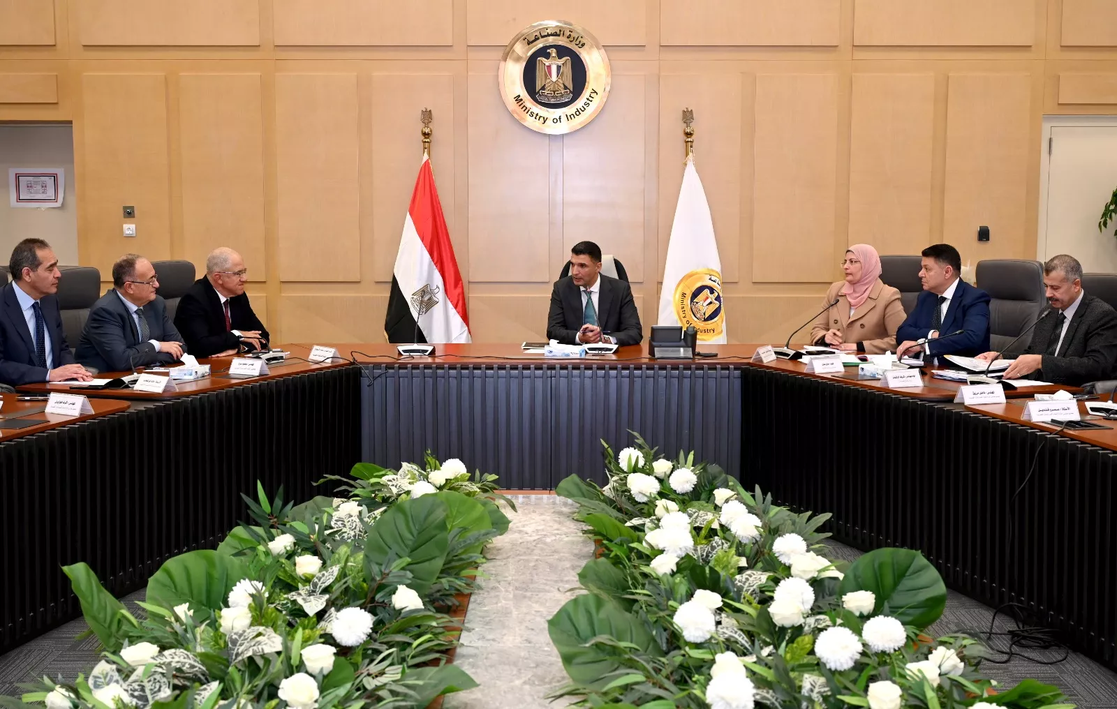 وزير الصناعة يعقد أول اجتماع مع اتحاد الصناعات والغرف الصناعية