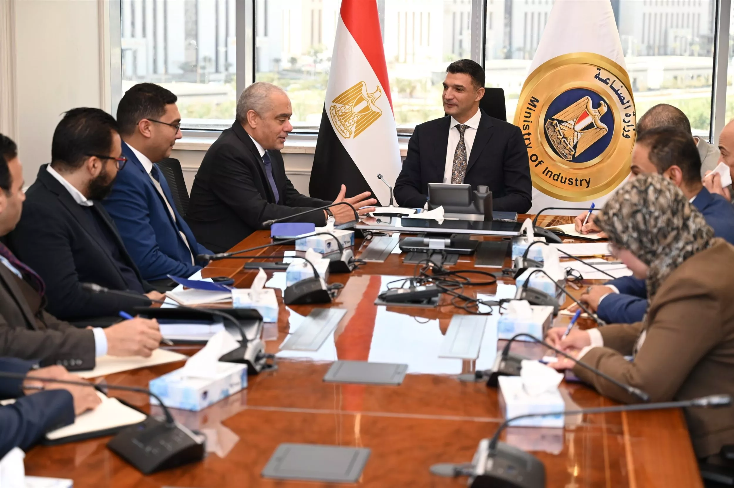 وزير الصناعة يلتقي مع ممثلي مجموعة العربي للأجهزة المنزلية