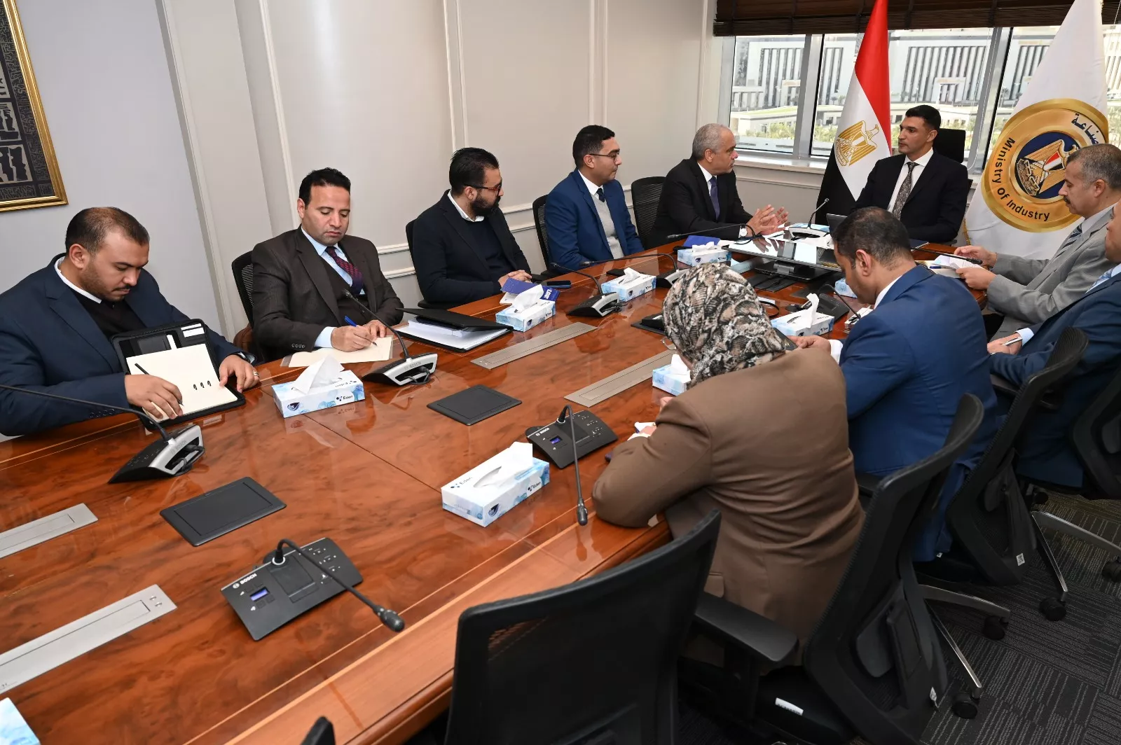 وزير الصناعة يلتقي مع ممثلي مجموعة العربي للأجهزة المنزلية
