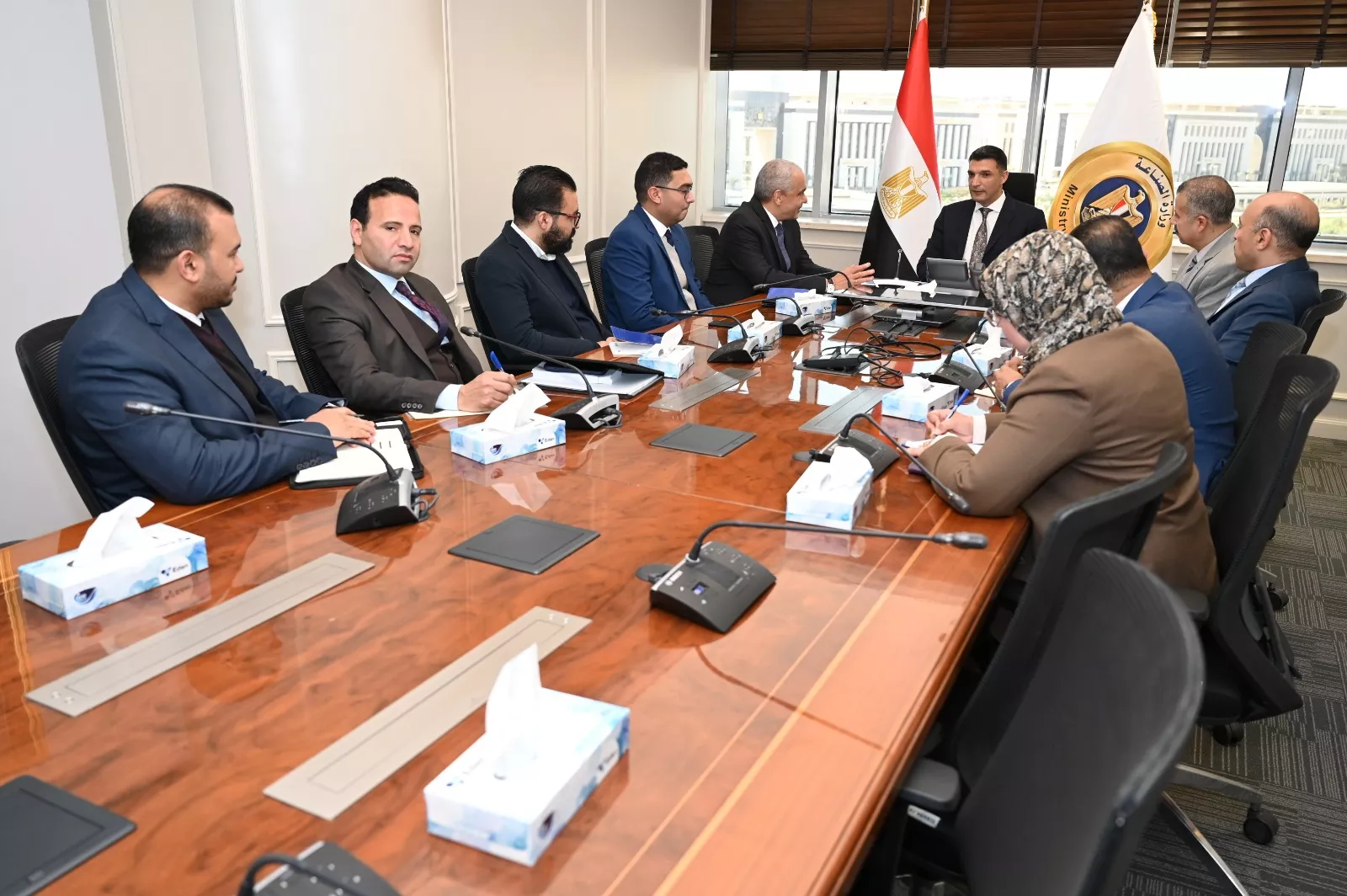 وزير الصناعة يلتقي مع ممثلي مجموعة العربي للأجهزة المنزلية