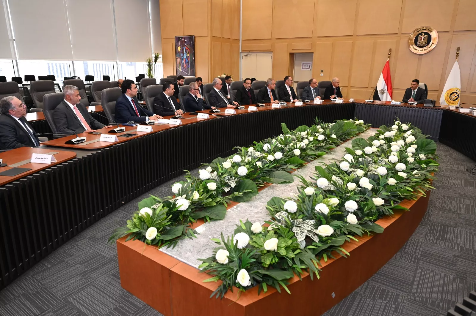 وزير الصناعة يعقد أول اجتماع مع اتحاد الصناعات والغرف الصناعية