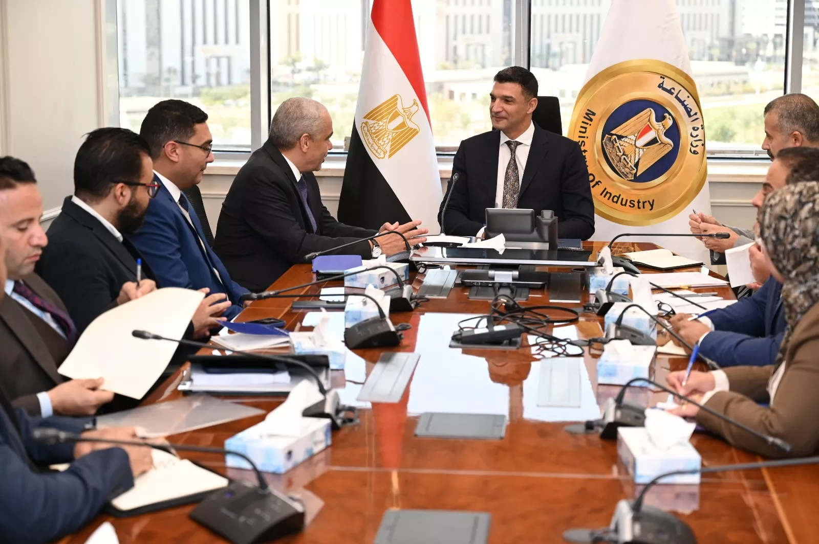 وزير الصناعة يلتقي مع ممثلي مجموعة العربي للأجهزة المنزلية