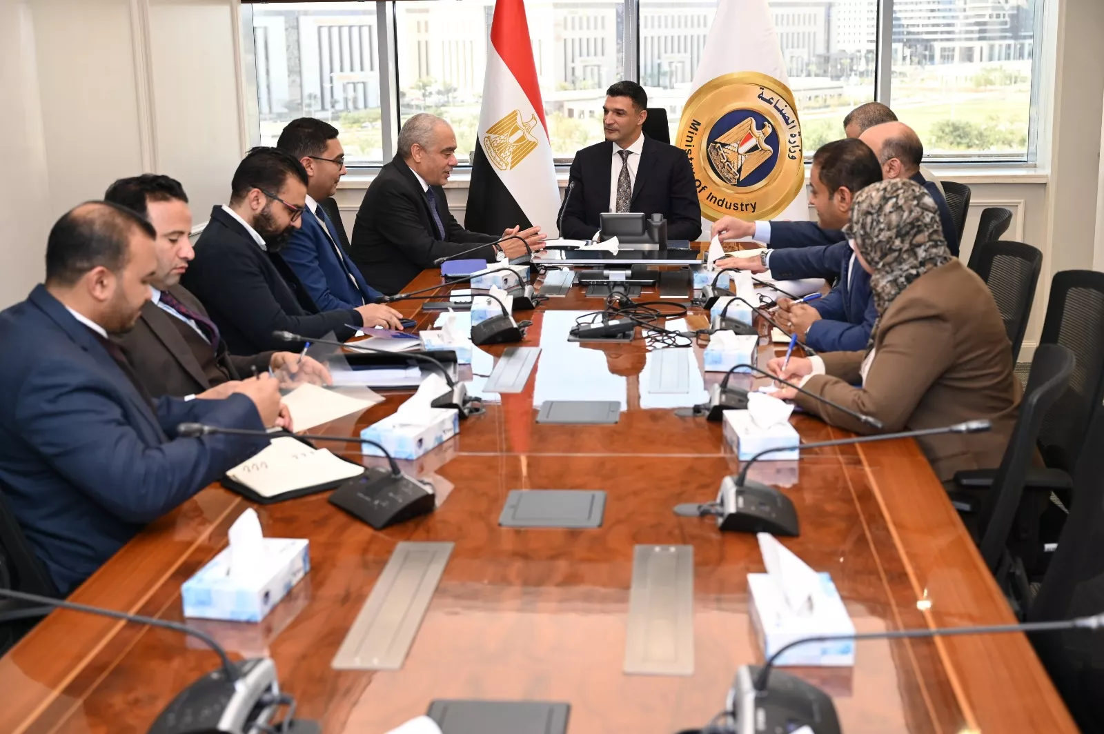 وزير الصناعة يلتقي مع ممثلي مجموعة العربي للأجهزة المنزلية
