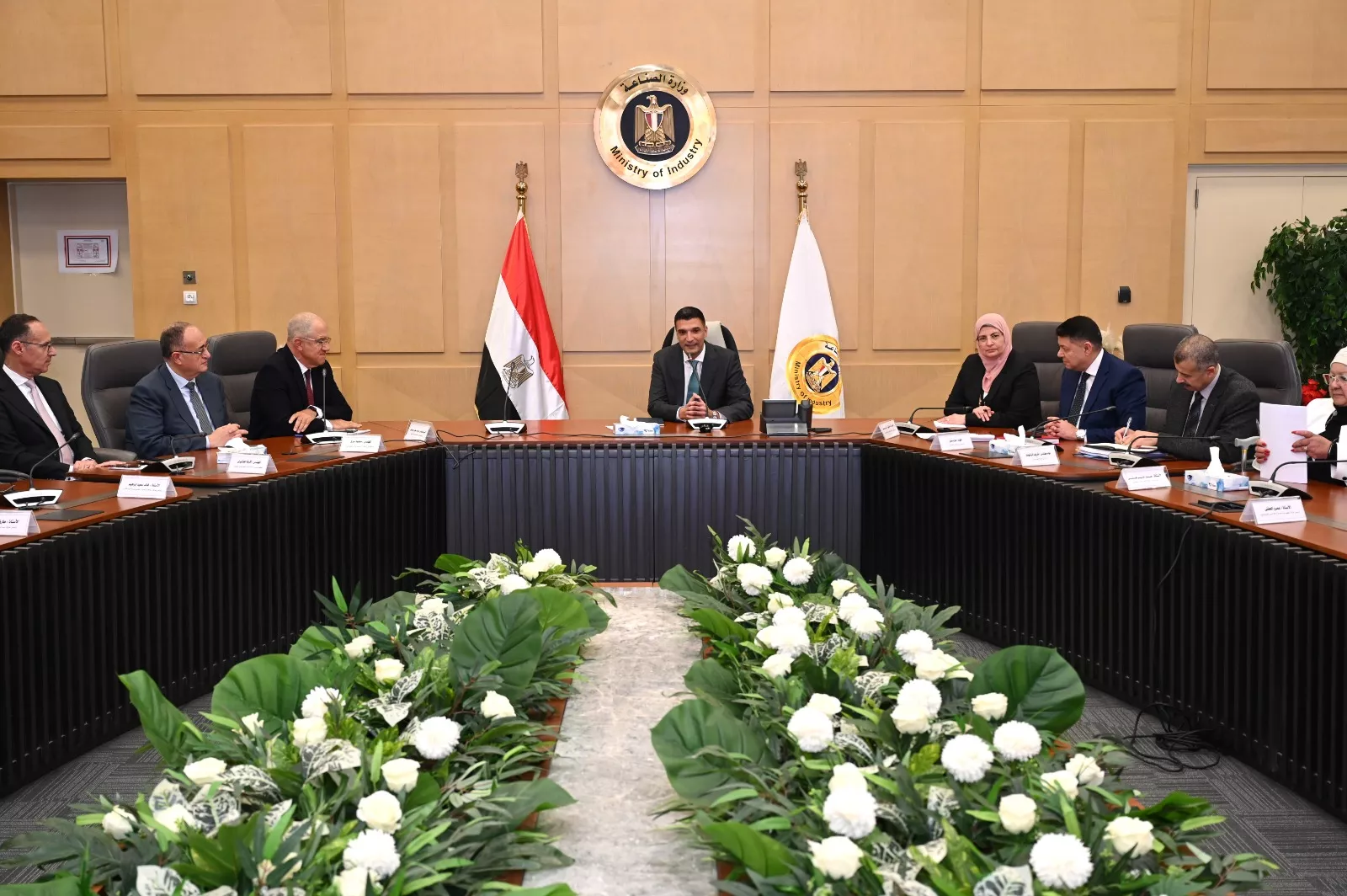 وزير الصناعة يعقد أول اجتماع مع اتحاد الصناعات والغرف الصناعية
