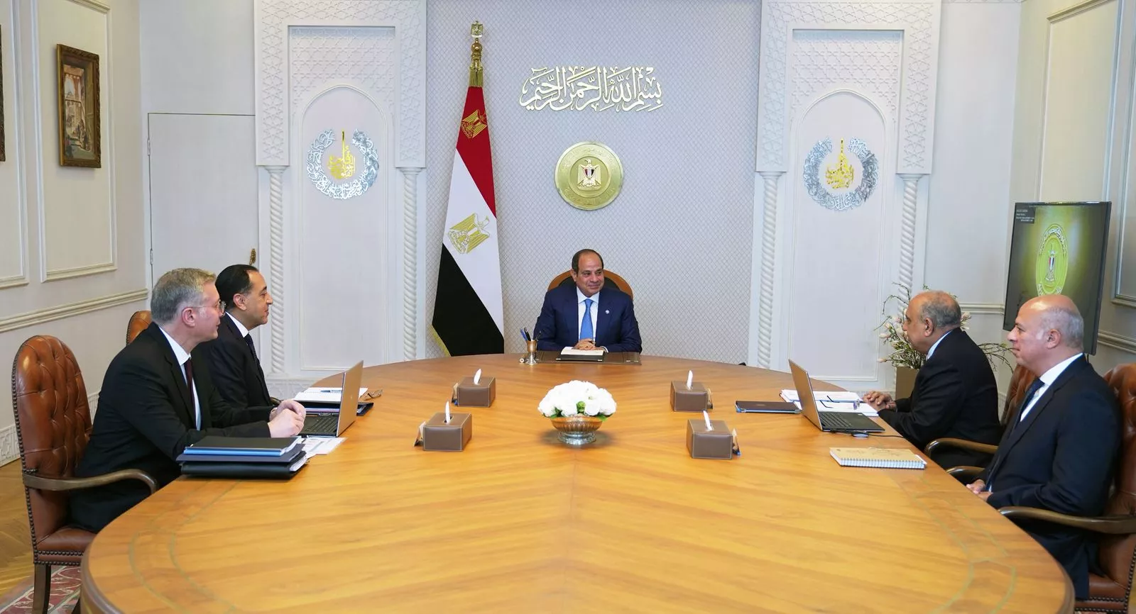 السيسي يجتمع مع رئيس الوزراء ووزيرا البترول والكهرباء