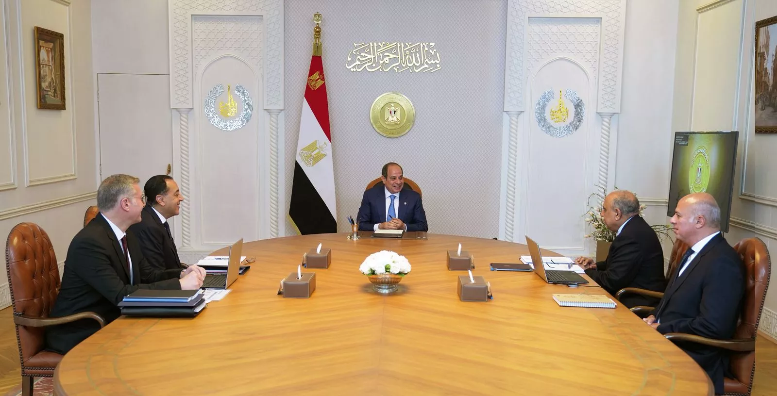 السيسي يجتمع مع رئيس الوزراء ووزيرا البترول والكهرباء