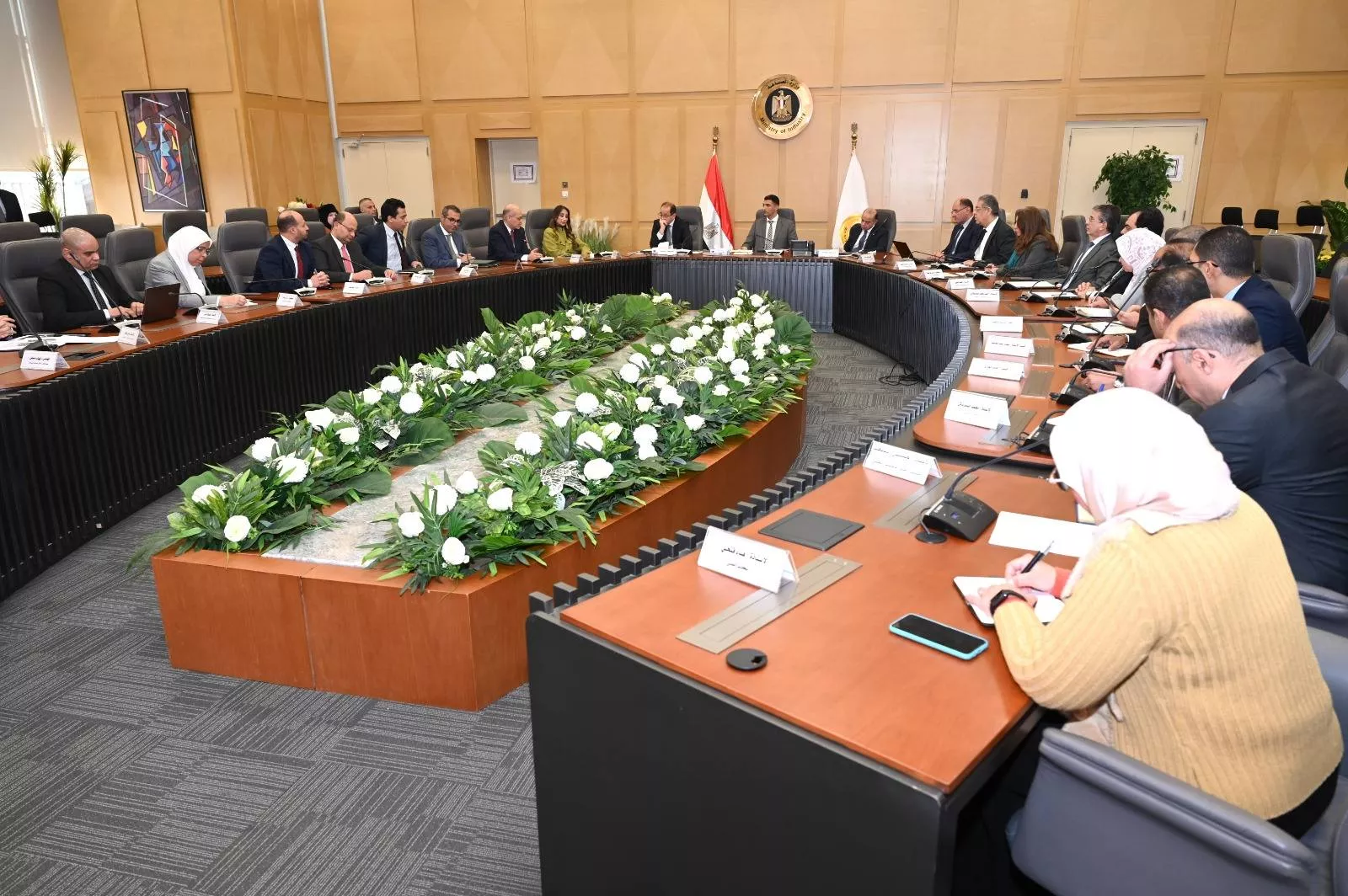 وزير الصناعة يبحث تنمية صناعة السيارات مع الوزراء