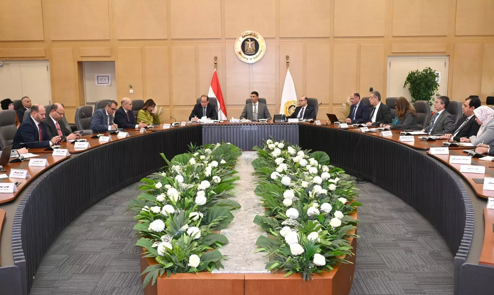 وزير الصناعة يبحث تنمية صناعة السيارات مع الوزراء