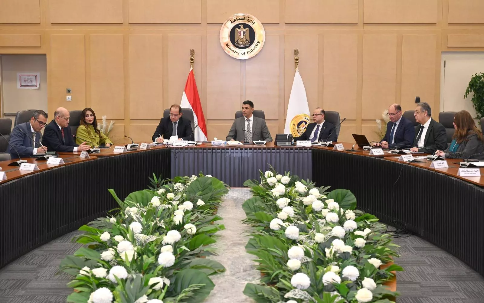 وزير الصناعة يبحث تنمية صناعة السيارات مع الوزراء