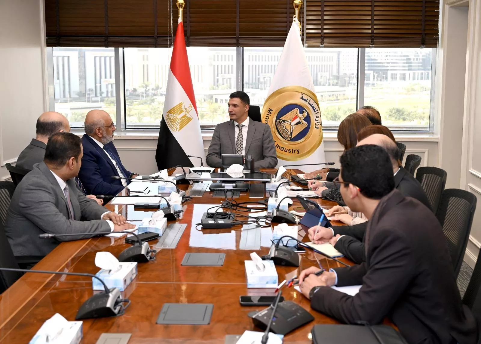 وزير الصناعة يجتمع مع المدير التنفيذي لمجموعة الدول العربية في البنك الدولي