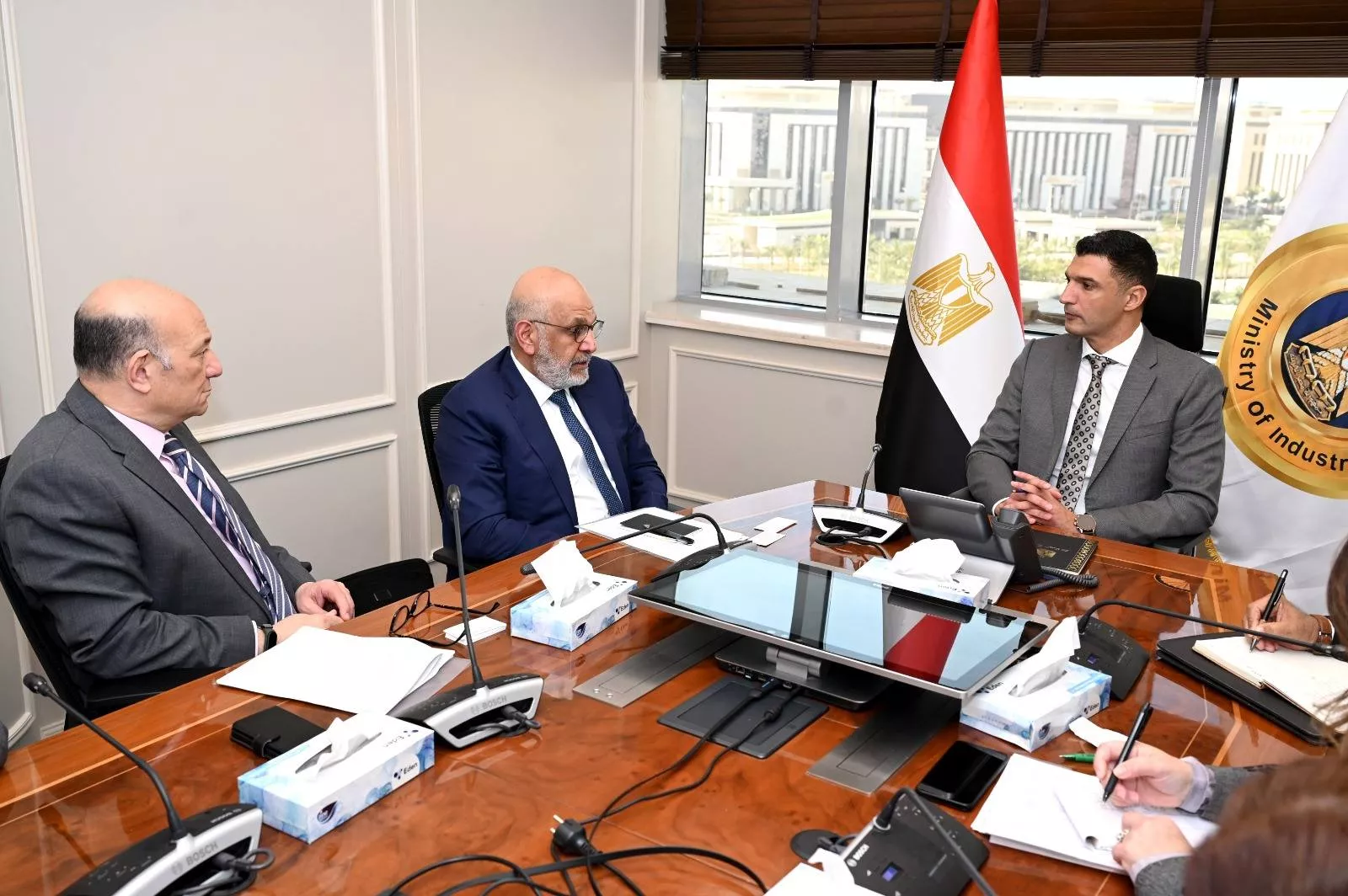 وزير الصناعة يجتمع مع المدير التنفيذي لمجموعة الدول العربية في البنك الدولي