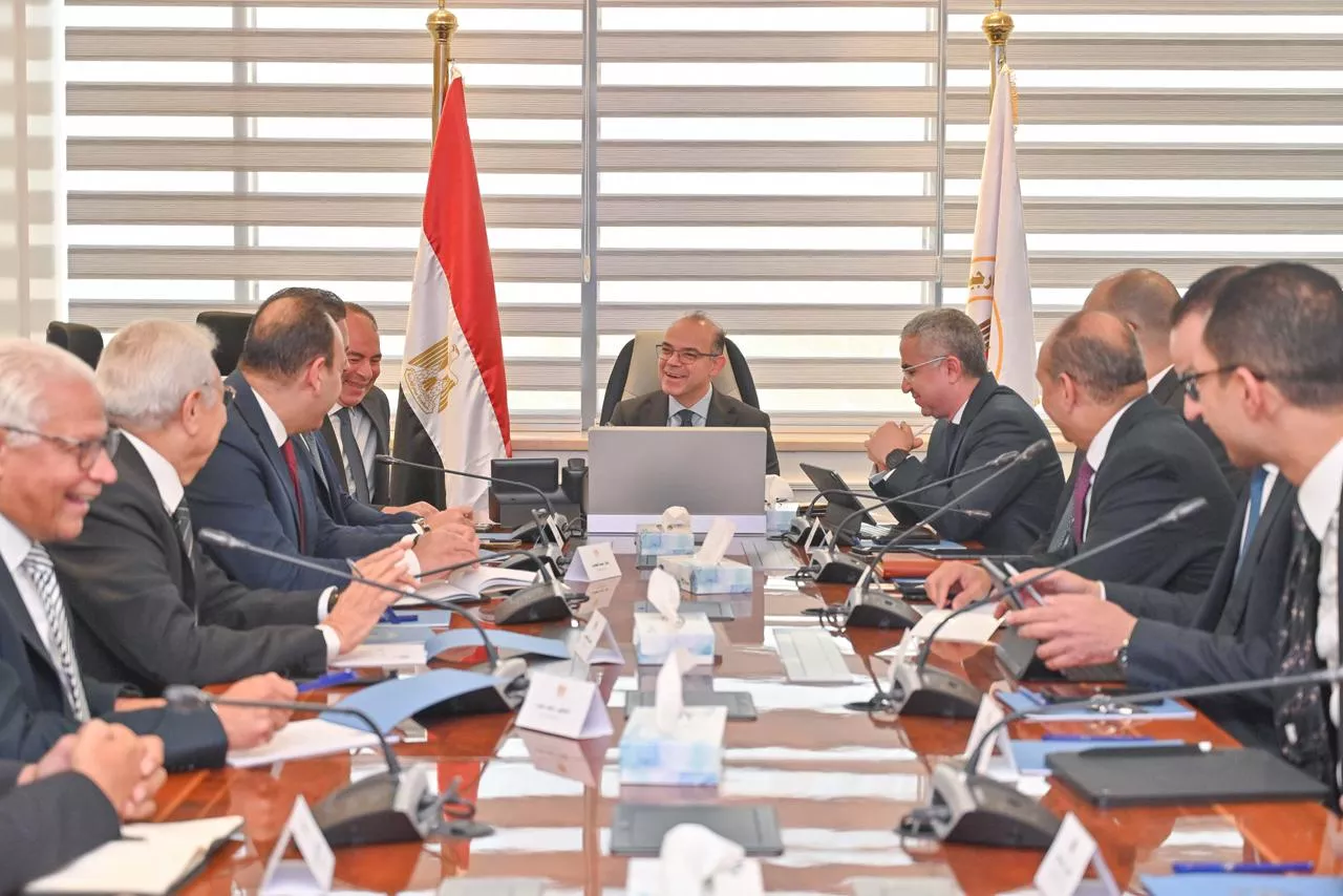 وزير الاستثمار يعقد اجتماعًا بمقر الوزارة بالعاصمة الإدارية