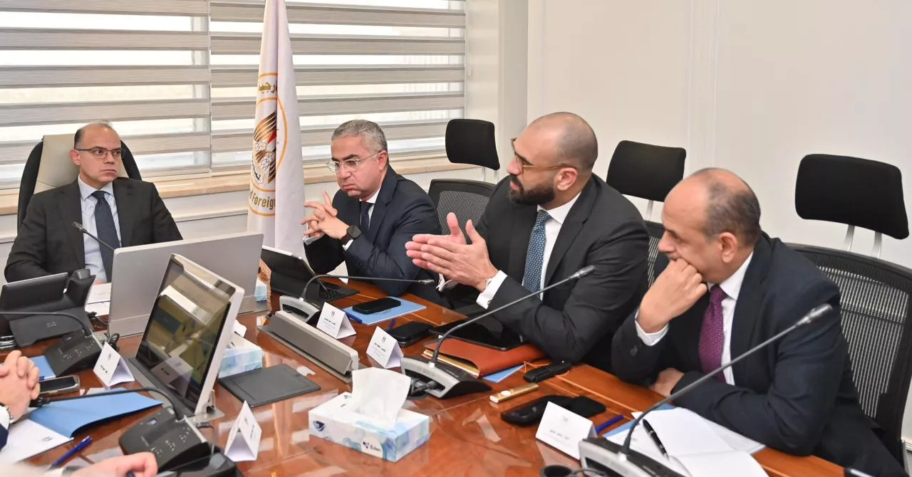  وزير الاستثمار يعقد اجتماعًا بمقر الوزارة بالعاصمة الإدارية