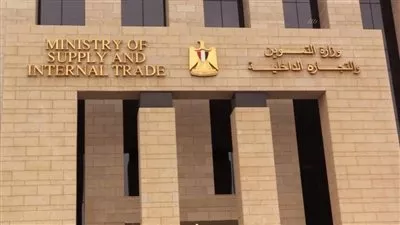 الحكومة تكشف حقيقة نقص السلع التموينية تزامنًا مع صرف المنحة الإضافية